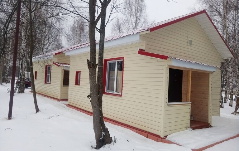 Рыбацкий домик на берегу реки Кера